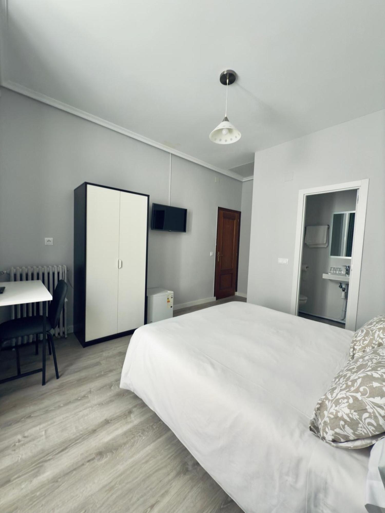 Hostal Conde De Alba Madrid Dış mekan fotoğraf