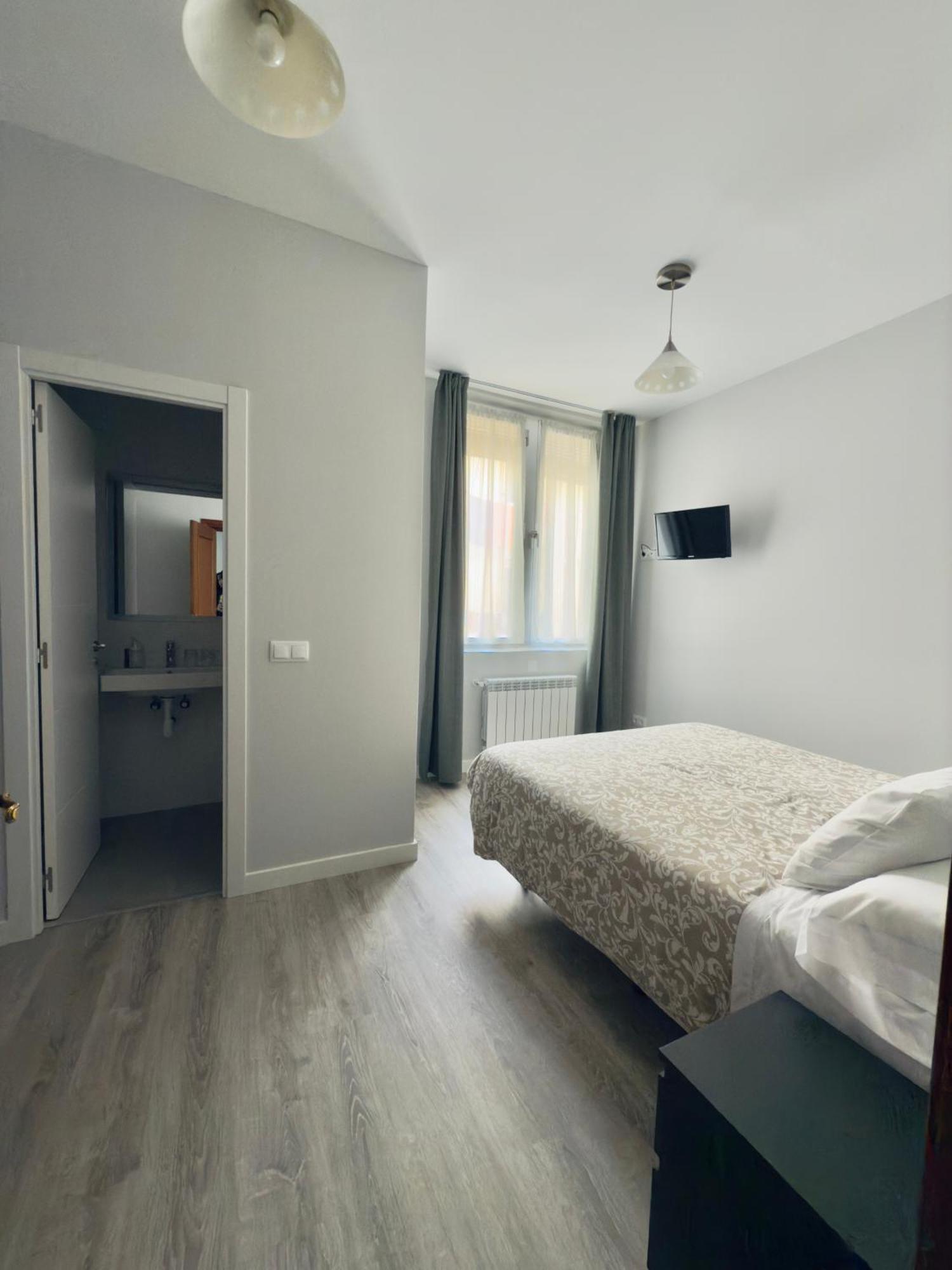 Hostal Conde De Alba Madrid Dış mekan fotoğraf