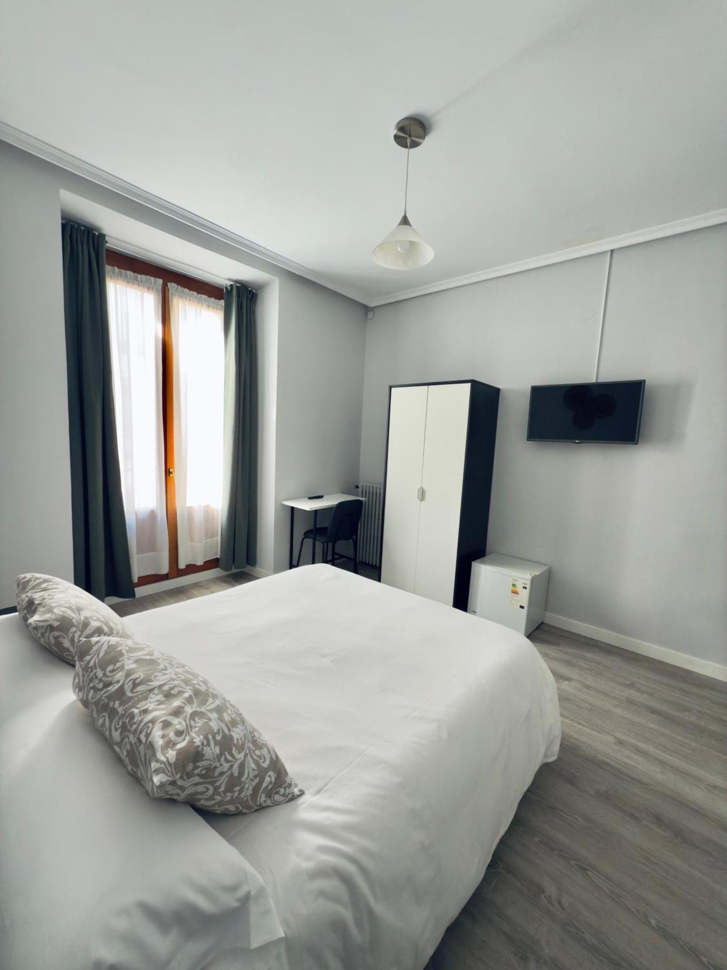 Hostal Conde De Alba Madrid Dış mekan fotoğraf