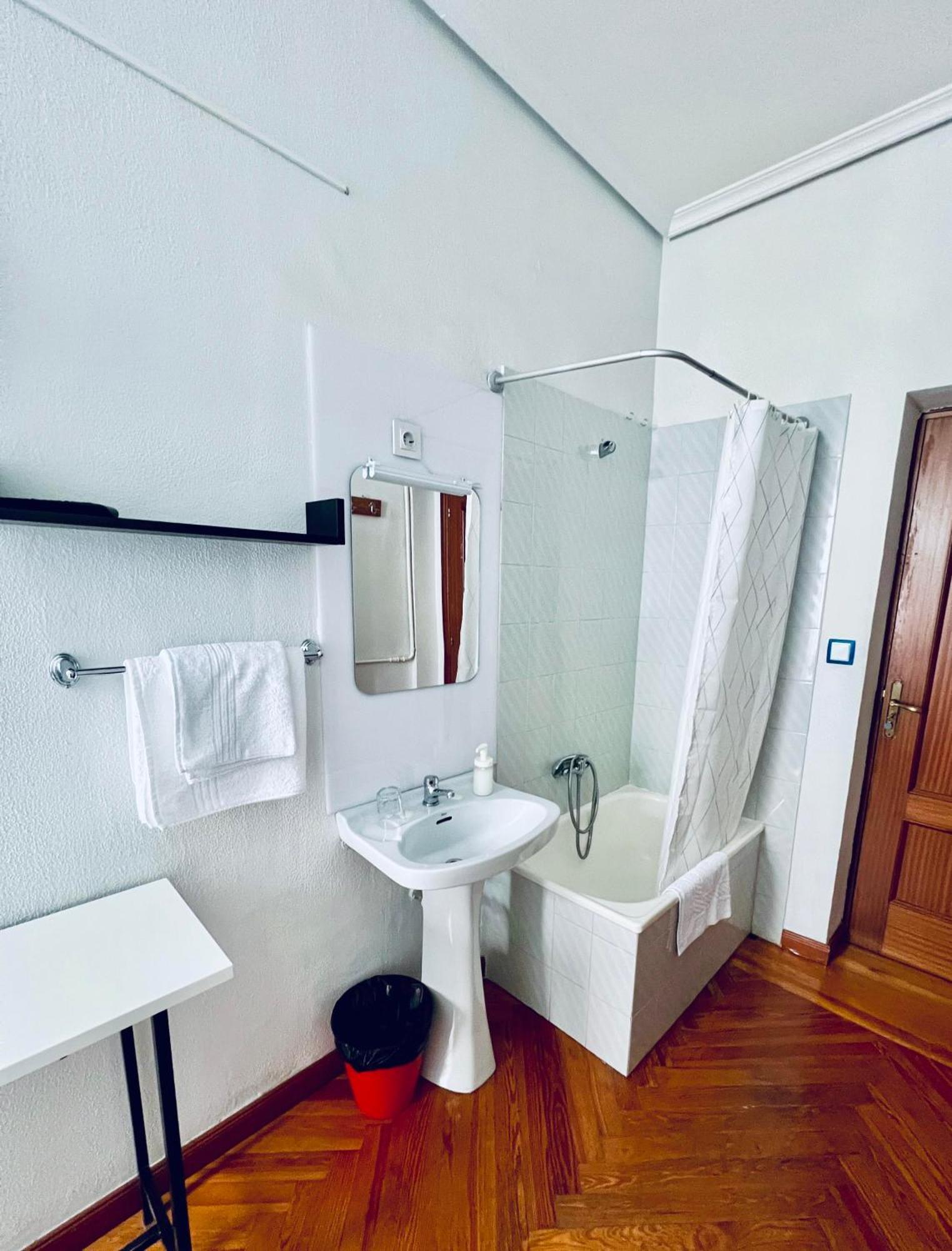 Hostal Conde De Alba Madrid Dış mekan fotoğraf