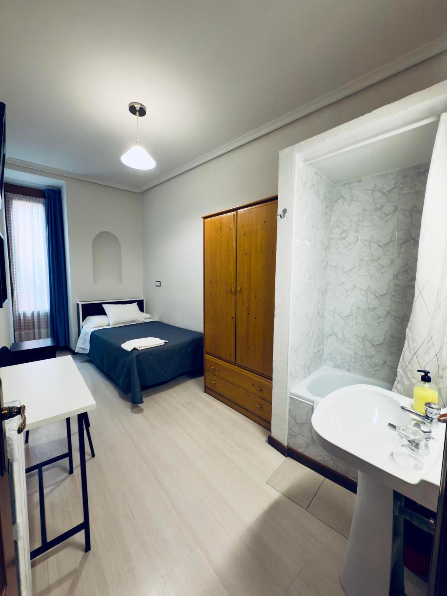 Hostal Conde De Alba Madrid Dış mekan fotoğraf