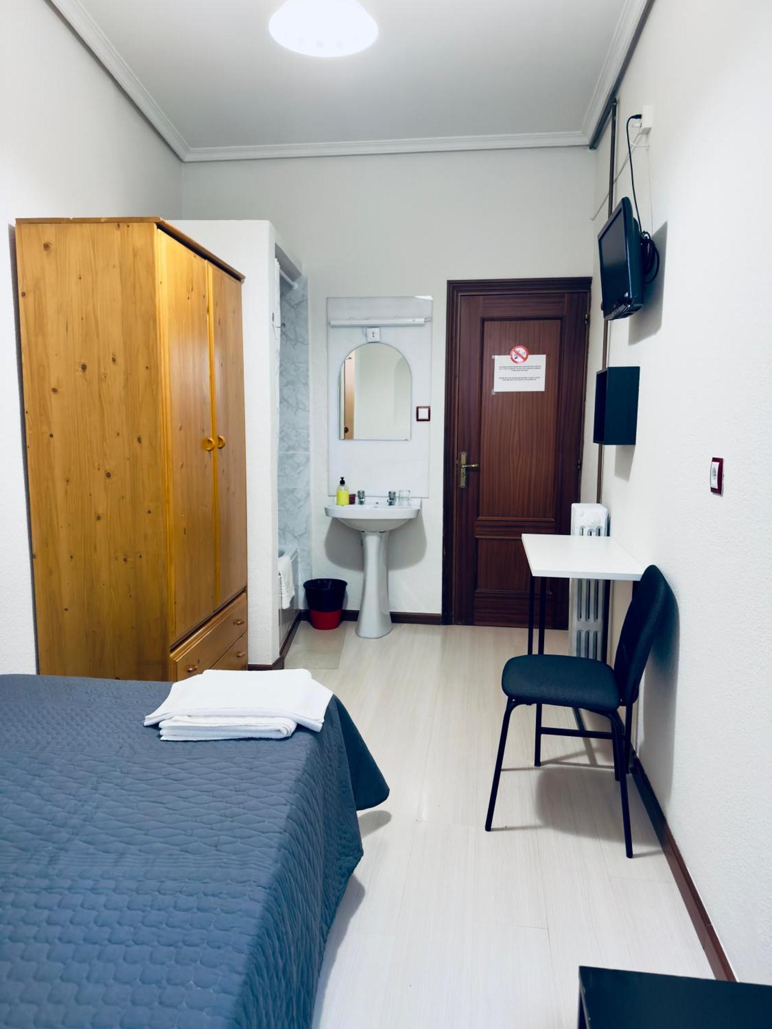 Hostal Conde De Alba Madrid Dış mekan fotoğraf