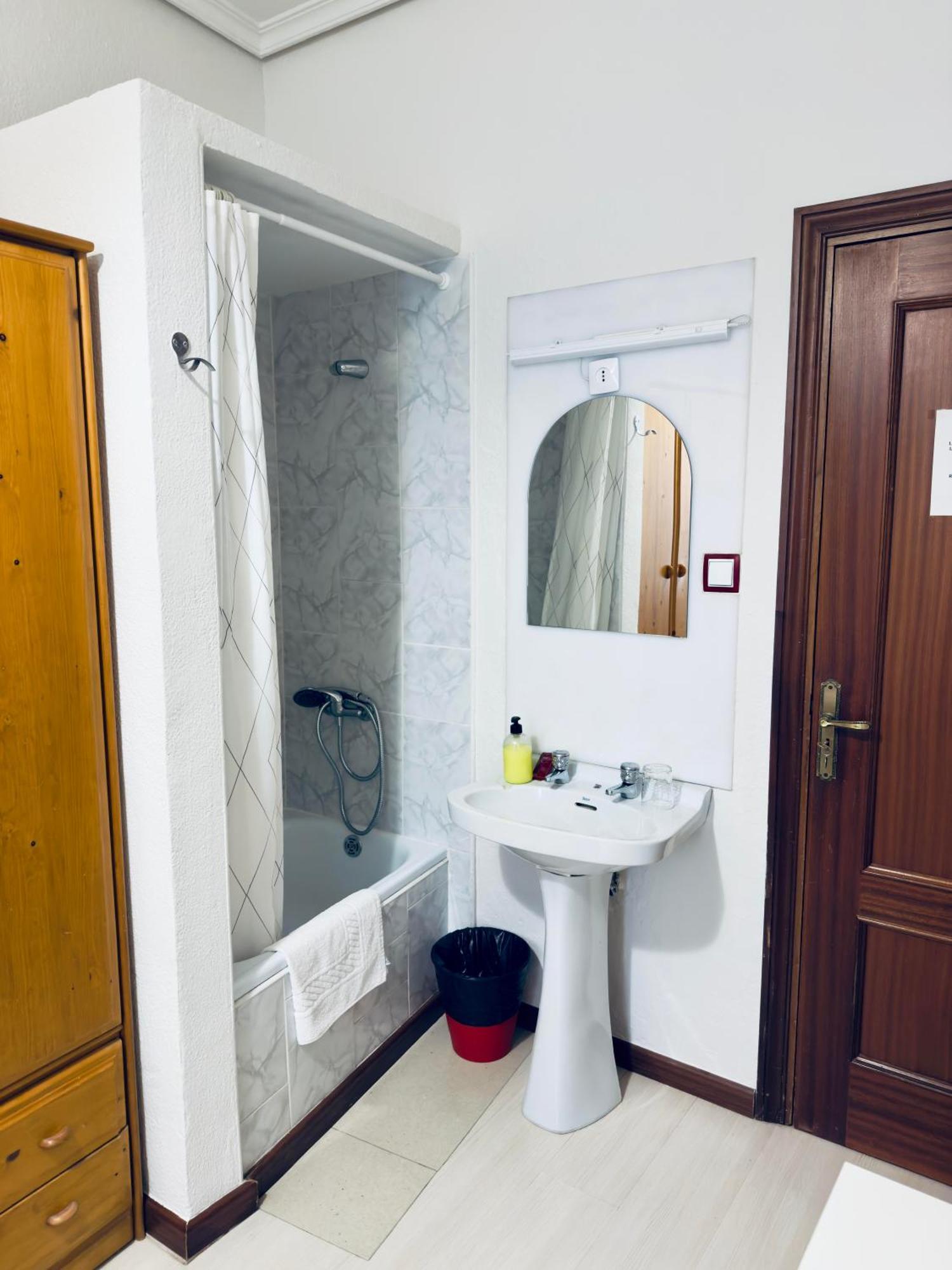 Hostal Conde De Alba Madrid Dış mekan fotoğraf